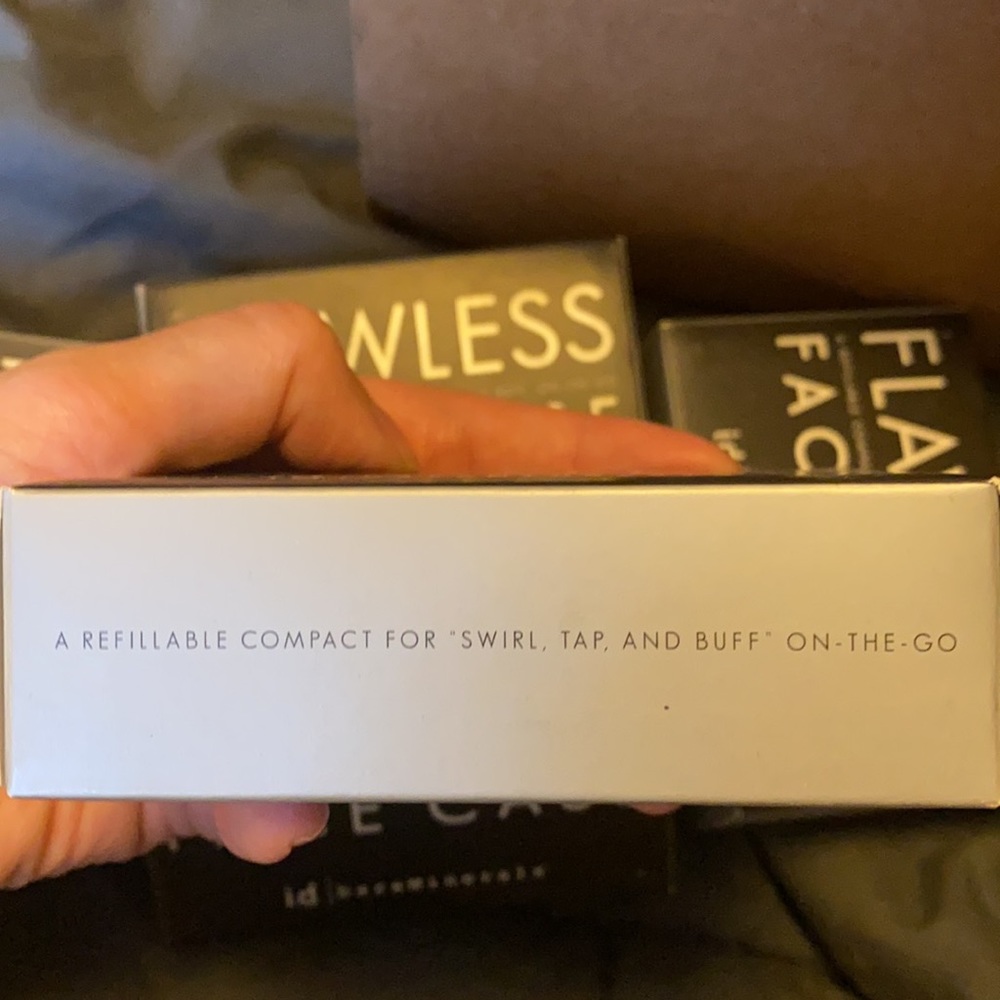 Flawless face case Bareminerals New In Box - Picture 3 of 3